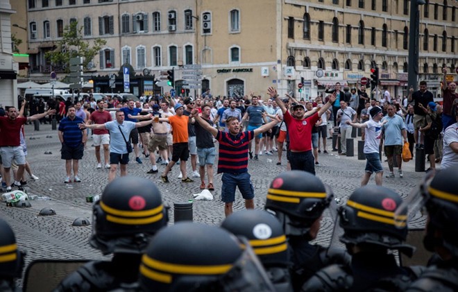 Fan Anh đụng độ cảnh sát Marseille trên phố. Lực lượng an ninh của nước chủ nhà Pháp phải dùng hơi cay để giải tán nhóm CĐV quá khích. Ảnh: Internet.