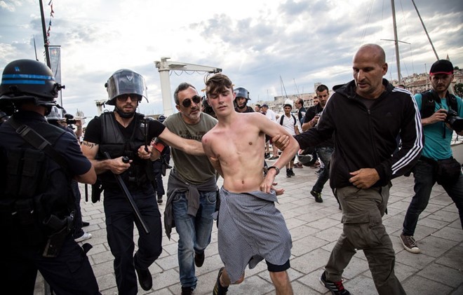 Lực lượng chống bạo động Pháp bắt một CĐV Anh gây rối trật tự. Ảnh: Internet.