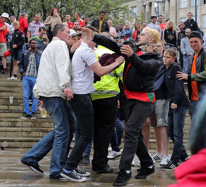 Fan Anh và xứ Wales đụng độ nhau ngay trên phố. Sau đó, cảnh sát vất vả mới có thể giải tán đám đông. Ảnh: Internet.