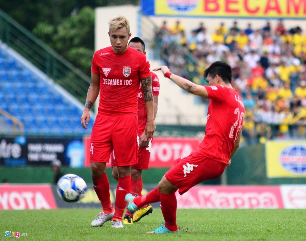 Trong đội hình đội khách có 3 cầu thủ từng đá cho Bình Dương gồm Văn Bình, Mai Tiến Thành và Nguyễn Tăng Tuấn. Ngược lại, tiền đạo Ivan Firer của đội bóng đất Thủ đã chơi cho Thanh Hóa ở giai đoạn 1. Với đội hình không phải mạnh nhất do thiếu vắng Moses, đội ĐKVĐ V-League chơi không tốt trong hiệp 1. Cơ hội tốt nhất của họ là cú sút phạt chạm xà của Công Vinh ở phút 20.