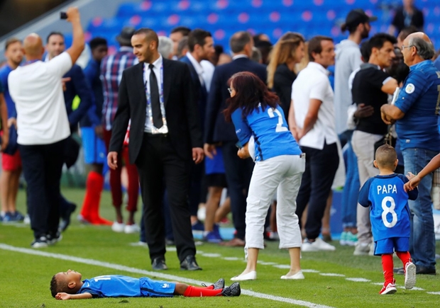 Chơi chán và mệt, cậu nằm lăn ra sân. Ảnh: Internet.