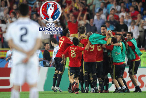 2. Tây Ban Nha 0-0 Italia (Tây Ban Nha thắng 4-2 trên chấm phạt đền, tứ kết EURO 2008). Trận đấu này, đôi bên cầm hòa nhau với tỷ số 0-0 sau 120 phút thi đấu. Trên loạt đá luân lưu, Tây Ban Nha giành thắng lợi 4-2. Daniel Guiza là cầu thủ duy nhất đá hỏng luân lưu bên phía “La Roja”. Các cầu thủ Italia không thực hiện thành công quả phạt đền của mình gồm Daniele De Rossi và Antonio Di Natale. Ảnh: Internet.