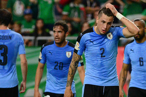 6. Uruguay bị loại ngay từ vòng bảng. Nằm tại bảng C cùng các đội Mexico, Venezuela và Jamaica, chẳng mấy ai có thể nghĩ được rằng, Uruguay lại bị loại ngay từ vòng bảng. Thế nhưng, điều không ai ngờ ấy không chỉ đã xảy ra, mà còn xảy ra theo một cách cay đắng nhất. Với việc để thua trước Mexico (1-3) và Venezuela (0-1), “La Celeste” đã chính thức bị loại khỏi Copa America 2016 chỉ sau 2 lượt trận tại vòng bảng. Ảnh: Internet.