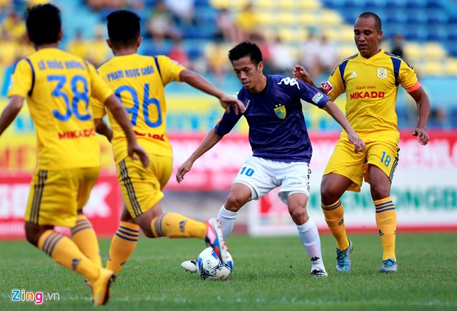 18h ngày 29/6, Hà Nội T&T tiếp đón Nam Định trên sân nhà Hàng Đẫy trong khuôn khổ lượt về tứ kết Cup Quốc gia 2016. HLV Chu Đình Nghiêm (Hà Nội T&T) tung ra sân đội hình mạnh nhất với những tuyển thủ quốc gia như Văn Quyết, Thành Lương và vua phá lưới V-League 2016 ở thời điểm hiện tại - Hoàng Vũ Samson (11 bàn).