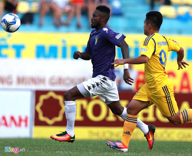 Tuy nhiên, sự chênh lệch về đẳng cấp giữa 2 đội bóng sớm thể hiện ngay ở những phút đầu tiên. Phút thứ 2 của trận đấu, Hà Nội T&T đã vươn lên dẫn trước. Hoàng Vũ Samson có pha dứt điểm cận thành hạ gục thủ môn Nam Định mở tỷ số của trận đấu.