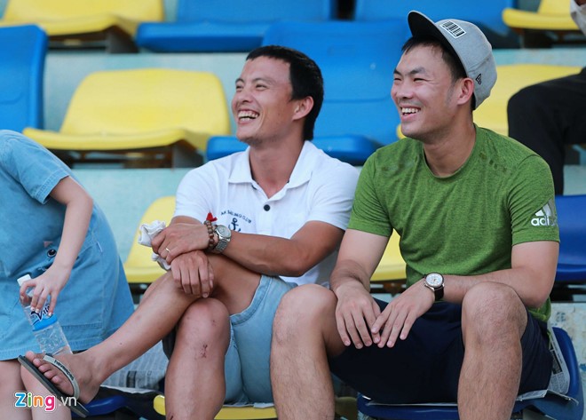 Những cầu thủ Hà Nội T&T không được đăng ký đá ở trận này thoải mái thưởng thức trận tứ kết khi đội nhà đã sớm vươn lên dẫn trước. Ảnh: Văn Biển và thủ môn Trần Anh Đức cười sảng khoái khi Samson ghi bàn vào lưới Nam Định.