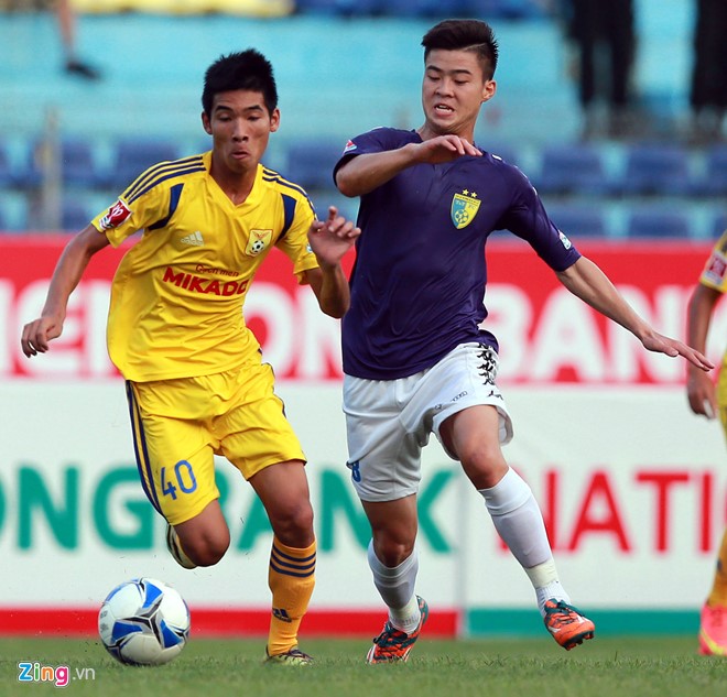 Tiền vệ Duy Mạnh đánh dấu sự trở lại bằng những pha tranh cướp bóng dũng mãnh nơi tuyến giữa của Hà Nội T&T.