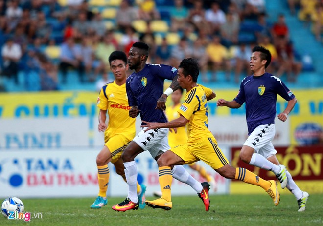 Với phong độ và thể lực vượt trội, Samson hoàn tất cú đúp bằng bàn thắng ở phút 35.