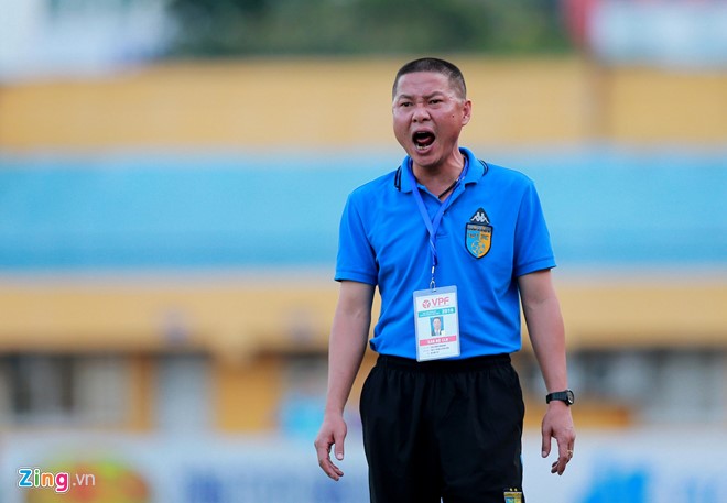 Dù đang dẫn điểm trước đội khách Nam Định, HLV Chu Đình Nghiêm vẫn tích cực đứng sát đường pitch chỉ đạo các học trò.