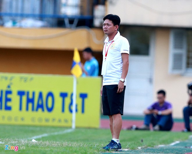 HLV trưởng Phạm Hồng Phú của Nam Định đứng thẫn thờ chứng kiến trận thua của đội bóng thành nam.