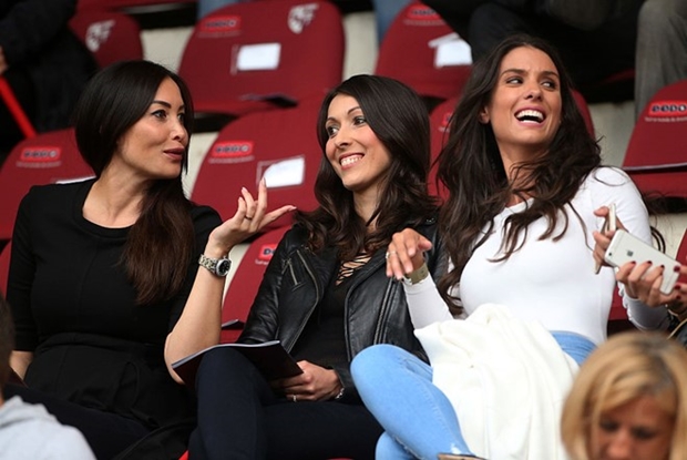 Sidonie Biemont, bạn gái của trung vệ Adil Rami; Jennifer Giroud - bà xã Olivier Giroud và Ludivine Kadri - vợ Bacary Sagna cười đùa vui vẻ. Ảnh: Internet.