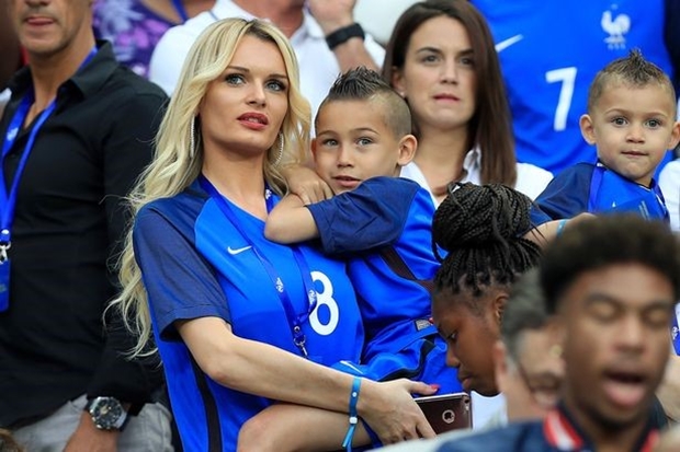 Cô thường xuyên bế con đi cổ vũ ông xã. Sự nghiệp của Payet đang lên như diều gặp gió. Ảnh: Internet.