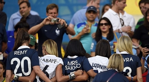 Một hình ảnh chụp tại World Cup 2014 cũng chứng minh sự đoàn kết nội bộ WAGs Pháp. Ảnh: Internet.