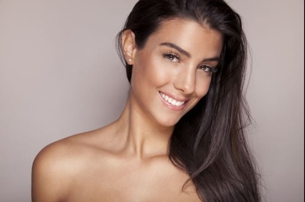 "Chân sút chủ lực" trong dàn WAGs đội chủ nhà là bà xã Ludivine Kadri của hậu vệ Bacary Sagna. Rất nhiều người đã và đang bày tỏ lòng ngưỡng mộ với tài năng "cưa cẩm" của cầu thủ thuộc biên chế Man City. Ảnh: Internet.