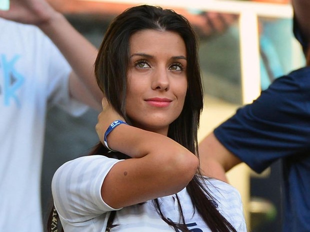 Câu chuyện tình yêu của đôi “chim câu” đẹp như mơ và đi đến kết thúc có hậu. Sagna và Ludivine biết nhau từ năm 2004, thời điểm Sagna vẫn còn là cầu thủ vô danh thi đấu cho đội trẻ của Auxerre. Nhờ cậu bạn thân giới thiệu, Sagna lân la đến làm quen với thiếu nữ. Nhưng mãi đến năm Ludivine 17 tuổi, hậu vệ Man City mới dám ngỏ lời tỏ tình với người đẹp. Họ nên đôi từ đó. Ảnh: Internet.