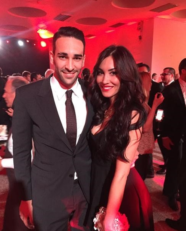 Siêu mẫu nóng bỏng từng giãi bày về khoảnh khắc hai người gặp nhau cách đây 5 năm. Đó là một buổi cả hai đi xem trận đấu quần vợt, nhìn thấy Sidonie Biemont, lập tức chàng hậu vệ Pháp bị cuốn hút. Khi hậu vệ năm nay 30 tuổi tiếp cận thì người đẹp khá lạnh nhạt vì cho rằng các chàng cầu thủ thường... không chung thủy. "Tôi thấy anh ấy đẹp trai, khá dễ thương nhưng những chàng cầu thủ nổi tiếng và giàu có thường không chung thủy. Nhưng anh ấy đã dần chiếm lấy tình cảm tôi," người đẹp chia sẻ. Ảnh: Internet.