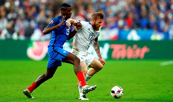 Pogba đã ghi bàn, nhưng anh và các tiền vệ không có sự che chắn tốt từ xa. Ảnh: Internet.