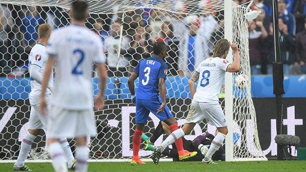 Pháp phòng ngự khá lỏng, và Evra là một lỗ hổng. Ảnh: Internet.