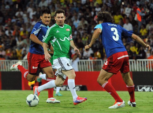 Rửa tiền bằng trận đấu từ thiện: Năm 2012, đội “Messi và những người bạn” bắt đầu đá giao hữu nhằm quyên tiền từ thiện. Tuy nhiên, tổ chức UNICEF khẳng định họ chẳng nhận được một xu từ hoạt động “thiện nguyện” của ngôi sao người Argentina. Và đến khi Cục Phòng chống ma túy Mỹ (DEA) vào cuộc, họ đã phát hiện ra mạng lưới ma túy Mexio, Cartel de los Valencia đã thực hiện hành vi rửa tiền thông qua việc bán vé ở những trận đấu của Messi vào năm 2012, 2013. Ảnh: Internet.