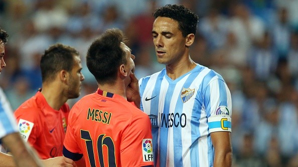 Suýt bị đánh vì miệt thị đối thủ: Trong cuộc đối đầu với Malaga vào năm 2014, “El Pulga” đã có va chạm với hậu vệ Wellington và bị anh này đẩy ngã. Nếu không có sự can thiệp của thủ thành Kameni, rất có thể siêu sao của Barcelona đã “lĩnh đủ”. Sau trận đấu, Wellington đã xin lỗi vì hành động thiếu kiềm chế nhưng Messi cũng có lỗi khi gọi đồng nghiệp người Brazil là “đồ con hoang”. Ảnh: Internet.