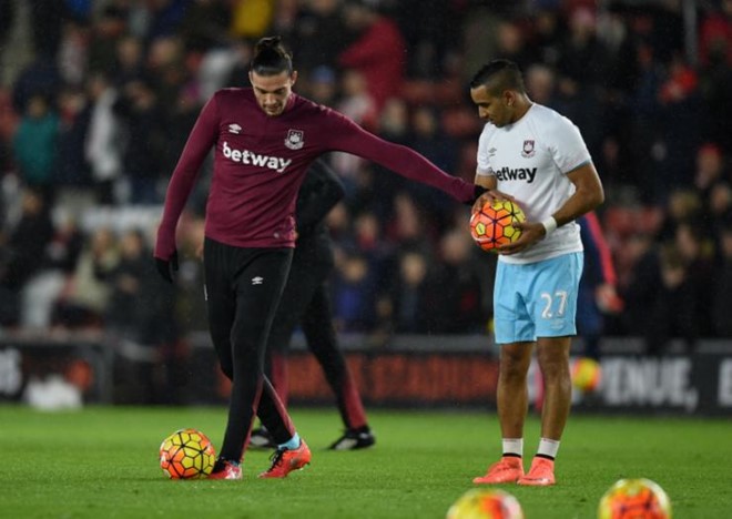 Dùng trái bóng để tăng sự kết nối giữa các thành viên. Ảnh: Internet.