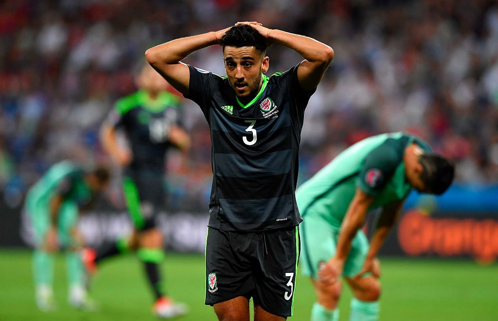 Hậu vệ Neil Taylor (Wales): Khá tích cực dâng cao hỗ trợ đồng đội tấn công nhưng lại kết thúc bằng những đường tạt bóng thiếu cảm giác. Ảnh: Internet.