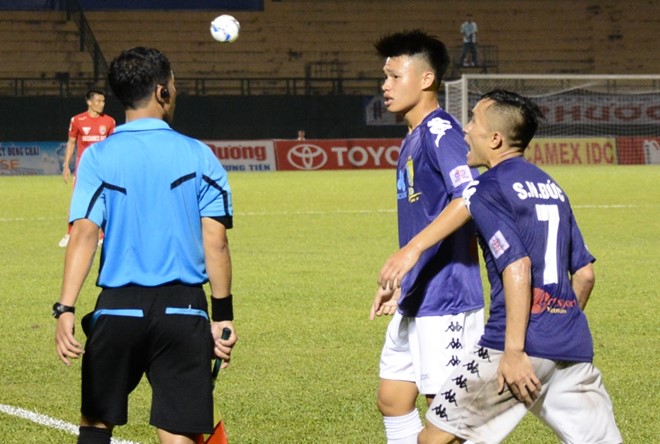 Sầm Ngọc Đức (số 7) phản ứng gay gắt với trợ lý trọng tài ở cuối trận khi ông căng cờ không chính xác.
