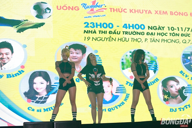 Miu Lê trên sân khấu.