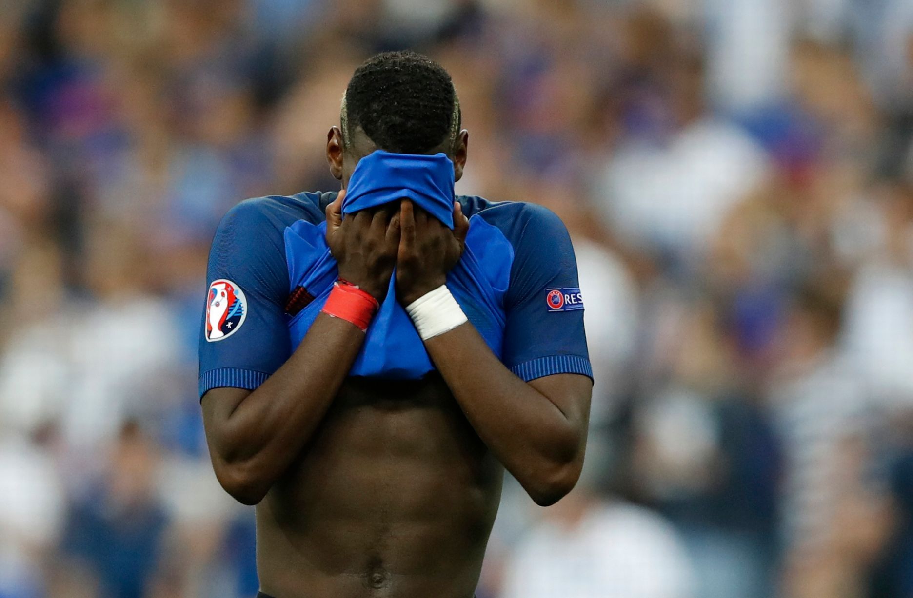 Pogba đã ôm mặt khóc sau tiếng còi mãn cuộc. Ảnh: Internet.