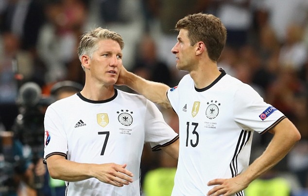 Tại EURO 2016, Schweinsteiger trải qua một giải đấu không thành công. Anh là nguyên nhân khiến tuyển Đức bị loại khỏi bán kết bởi Pháp sau pha chơi bóng bằng tay. Ảnh: Internet.