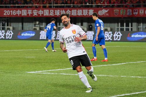 10. Ezequiel Lavezzi (Paris Saint-Germain sang Hebei China Fortune, tháng 2.2016, 5 triệu euro, 15,6 triệu euro/năm). Ảnh: Internet.
