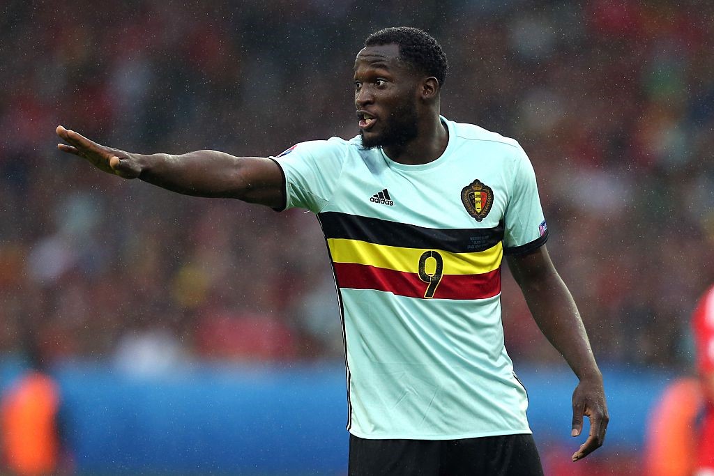 12. Romelu Lukaku (Tiền đạo): Hàng công có lẽ là nơi nhận được sự quan tâm nhất của người hâm mộ "Pháo thủ vào thời điểm hiện tại. Nếu Higuain hay Lacazette là những bản hợp đồng đầy may rủi, tại sao HLV Wenger không chuyển hướng sang Lukaku- một "sát thủ" đã khẳng định được tên tuổi tại Premier League trong vài mùa giải gần đây. Tuy nhiên, mức giá để sở hữu chân sút người Bỉ cũng không hề rẻ. Everton muốn thu về ít nhất 50 triệu bảng cho thương vụ này. Ảnh: Internet.