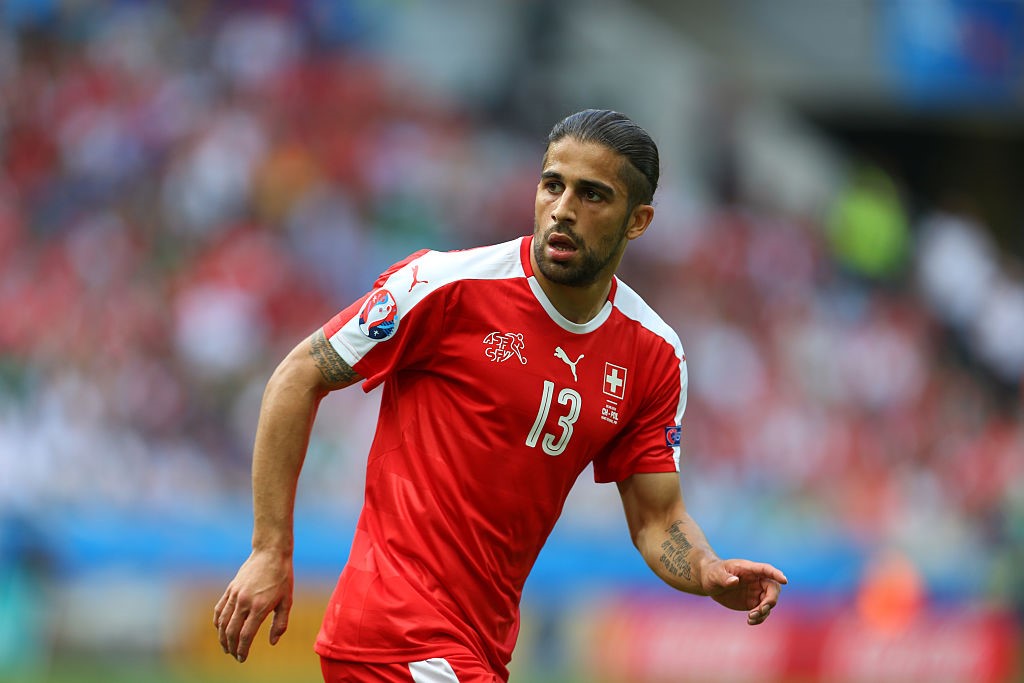 9. Ricardo Rodriguez (Hậu vệ): Việc kết thúc mùa giải với vị trí thứ 8 khiến Wolfsburg đứng trước nguy cơ để mất hàng loạt trụ cột. Sau Draxler, Ricardo Rodriguez cũng muốn tìm kiếm một bến đỗ mới, và điều kiện tiên quyết là phải được dự Champions League. Ảnh: Internet.