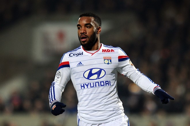 Arsenal: Alexandre Lacazette. Họ đang cần một tiền đạo. Chỉ mình Olivier Giroud là không đủ, nhất là trong bối cảnh cầu thủ này sẽ vắng mặt ở giai đoạn đầu mùa. Danny Welbeck thì đang dính chấn thương và có thể chơi rộng. Việc thất bại trong vụ Jamie Vardy chứng tỏ Arsene Wenger đang rất muốn bổ sung thêm một tiền đạo. Ảnh: Internet.