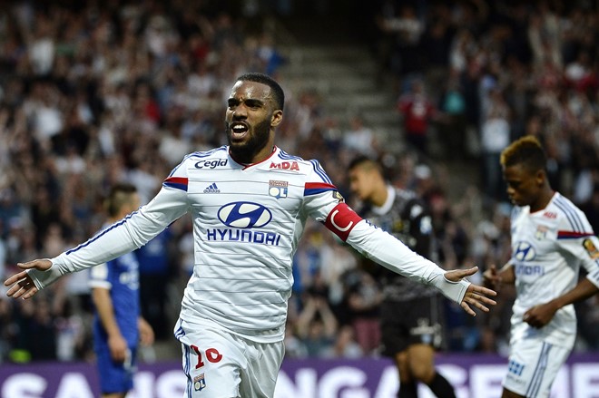 Giống như Vardy, Alexandre Lacazette cũng nhanh, cơ động và có khả năng dứt điểm tốt. Anh giúp Lyon cán đích thứ 2 ở Ligue 1 và ghi được 23 bàn sau 44 lần ra sân. Ảnh: Internet.