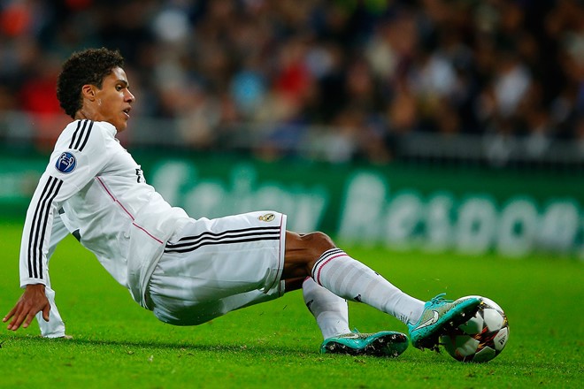 Chris Smalling cần thêm một đối tác đã có kinh nghiệm thi đấu đỉnh cao, và Varane là phù hợp. Chỉ mới 23 tuổi, trung vệ người Pháp đã đá chính ở Real Madrid vài mùa vừa qua. Ảnh: Internet.