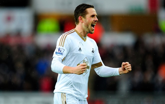 Kinh nghiệm ở Premier League, khả năng ghi bàn (11 bàn mùa qua) và sút phạt tốt của Sigurdsson sẽ giúp hàng tiền vệ Leicester City thêm sự sáng tạo. Ảnh: Internet.