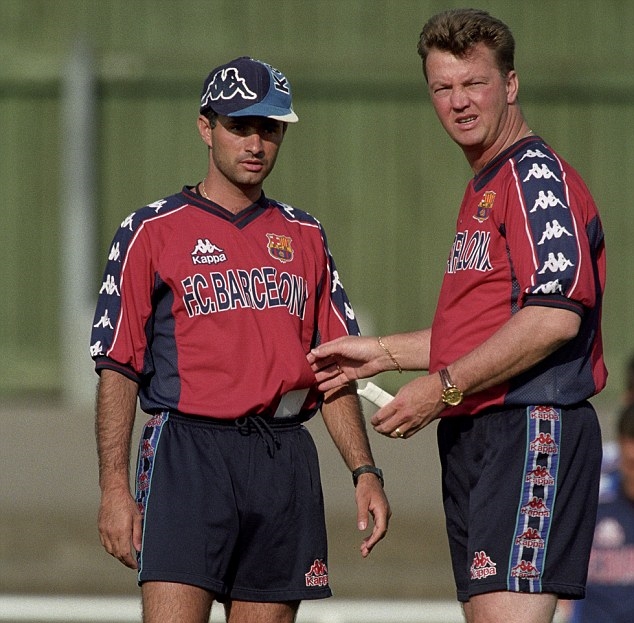 Van Gaal vẫn bị Quỷ đỏ sa thải bởi thành tích kém cỏi và người kế nhiệm ông không ai khác chính là trợ lý cũ thời còn làm việc cho Barca: Jose Mourinho. Ảnh: Internet.