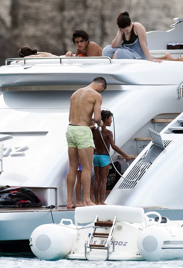 Cristiano Ronaldo dành thời gian bên gia đình và chăm sóc cậu quý tử. Ảnh: Internet.
