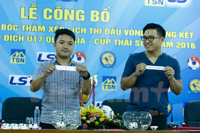 Các phóng viên đại diện báo chí bốc thăm chia bảng giải vô địch U17 quốc gia 2016. Ảnh: Minh Chiến.