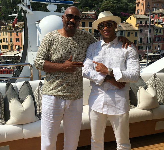 Memphis Depay chụp ảnh cùng người dẫn chương trình Steve Harvey. Anh chia sẻ: “Những gì tôi biết đó là một người nổi tiếng có những thành công lớn. Trong thời gian ngắn, tôi học được rất nhiều thứ phù hợp với bản thân.” Ảnh: Man United.
