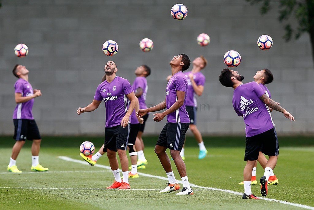 Cầu thủ Real Madrid thực hiện bài tâng bóng bằng đầu. Ảnh: Real Madrid FC.