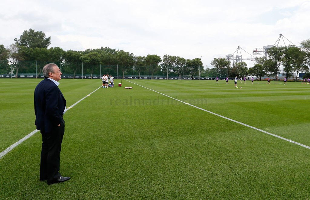 Chủ tịch Real Madrid, Perez đứng bên ngoài đường piste theo dõi các cầu thủ tập luyện. Ảnh: Real Madrid FC.