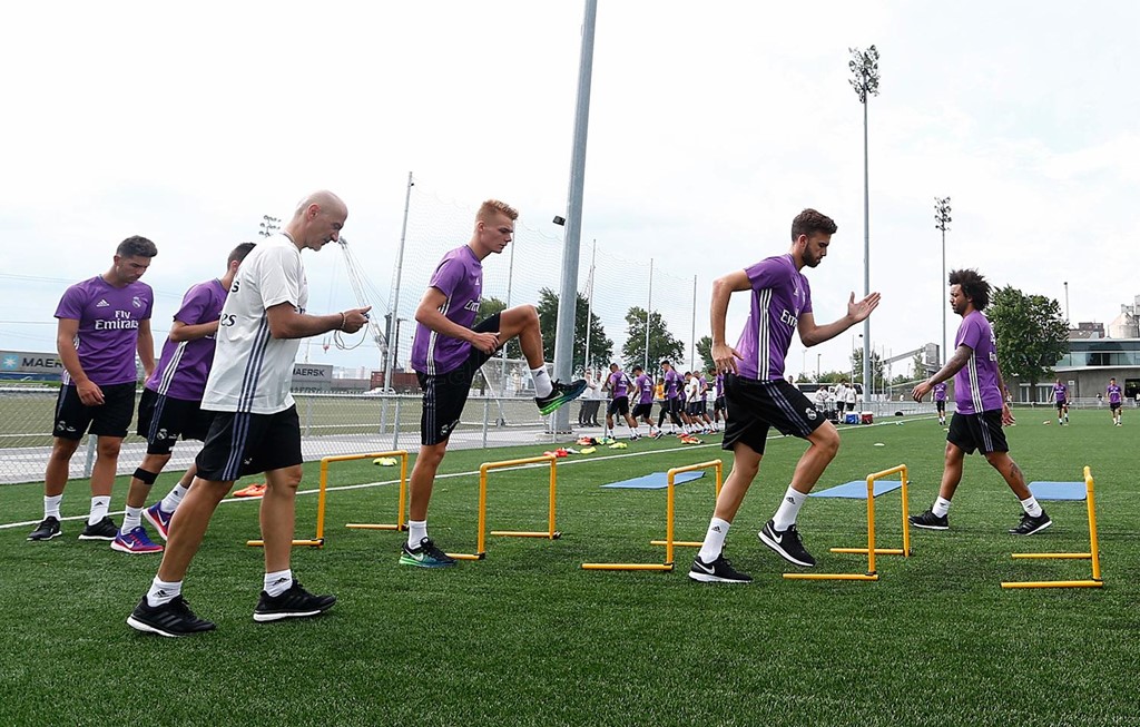 HLV Zidane theo dõi rất sát học trò thực hiện các bài tập và yêu cầu học trò thực hiện nghiêm túc. Ảnh: Real Madrid FC.