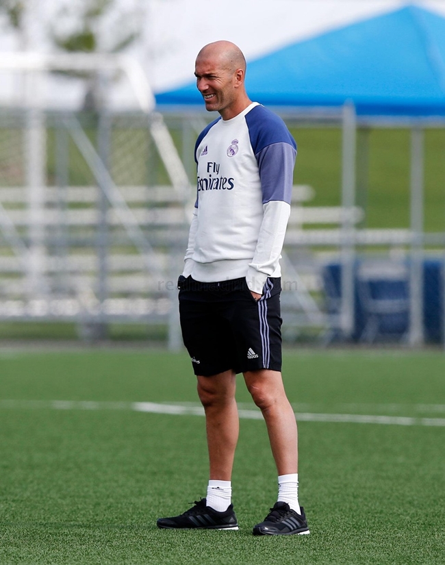 Huấn luyện viên Zidane cười tươi trong buổi tập đầu tiên của Real Madrid trên đất Canada. Ảnh: Real Madrid FC.