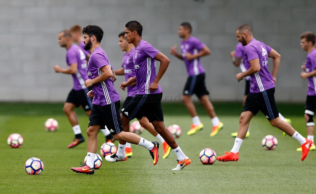 Cầu thủ Real Madrid đều nỗ lực ghi điểm với chiến lược gia người Pháp. Ảnh: Real Madrid FC.