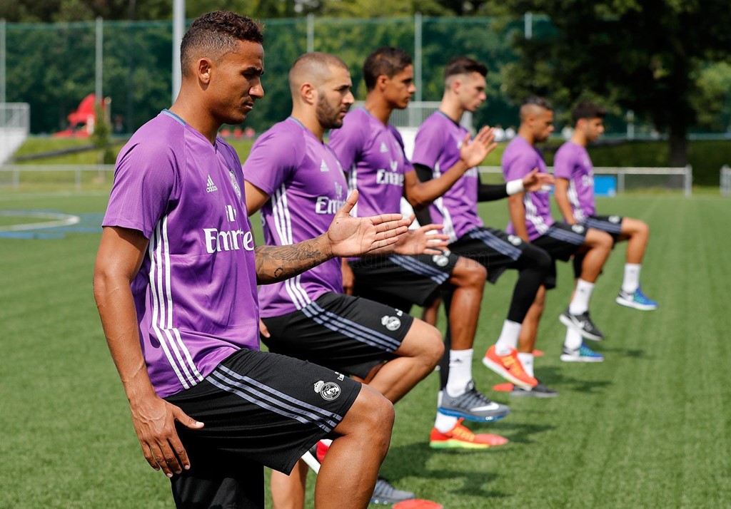 Dàn sao Real Madrid chạy nâng cao đùi tại chỗ. Đây là một trong những bài tập nhằm tăng cường thể lực. Ảnh: Real Madrid FC.