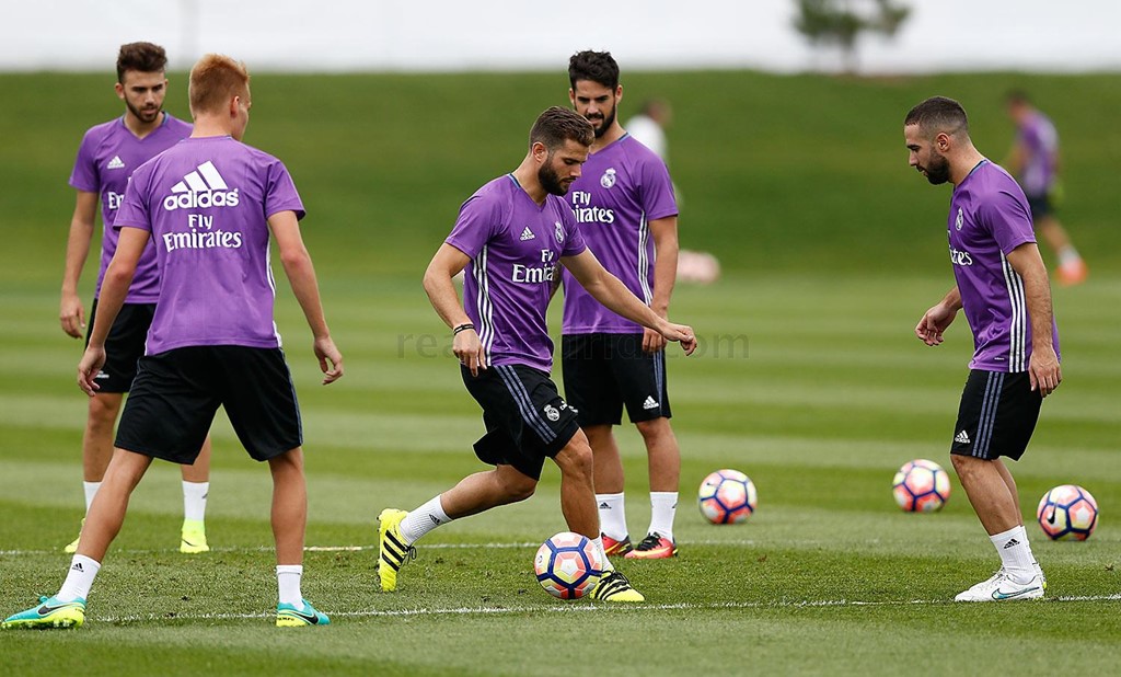Sau đó, họ thực hiện các động tác rê bóng và xử lý kỹ thuật. Ảnh: Real Madrid FC.