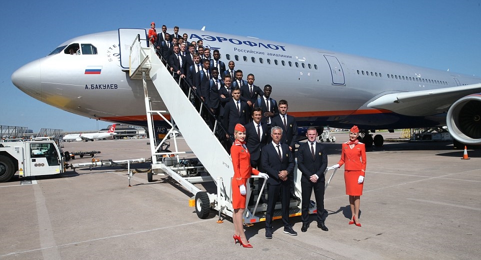 Toàn đội chụp ảnh 'nghiêm túc' trước khi lên máy bay. Ảnh: Internet.