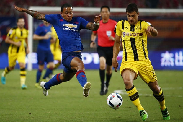 Ra sân với hầu hết là các cầu thủ dự bị, Manchester United dễ dàng để Borussia Dortmund làm chủ thế trận. Ảnh: Internet.